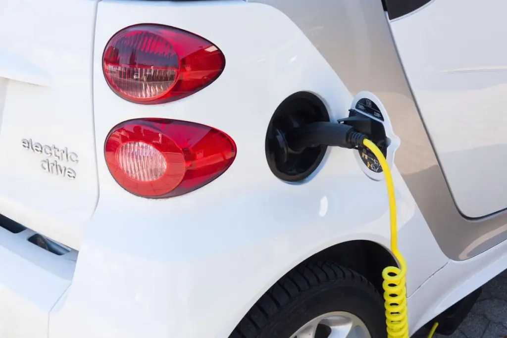 Auto elettrica quasi gratis. Svelato il piano per ottenere migliaia di euro in bonus (e chi può farlo davvero prima che i fondi finiscano) (1)