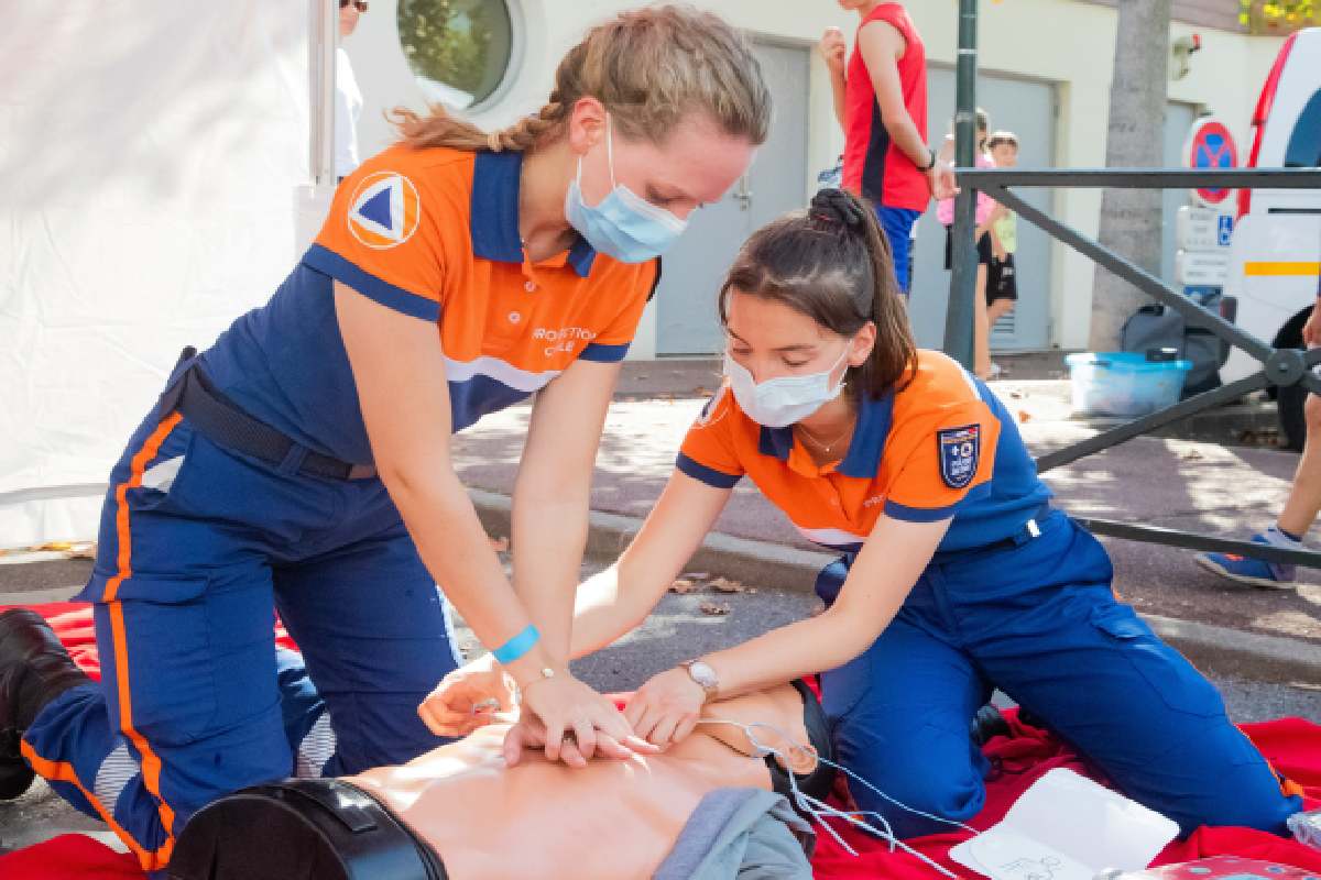 In caso di arresto cardiaco è necessario un intervento tempestivo - Nella foto: delle manovre di primo soccorso