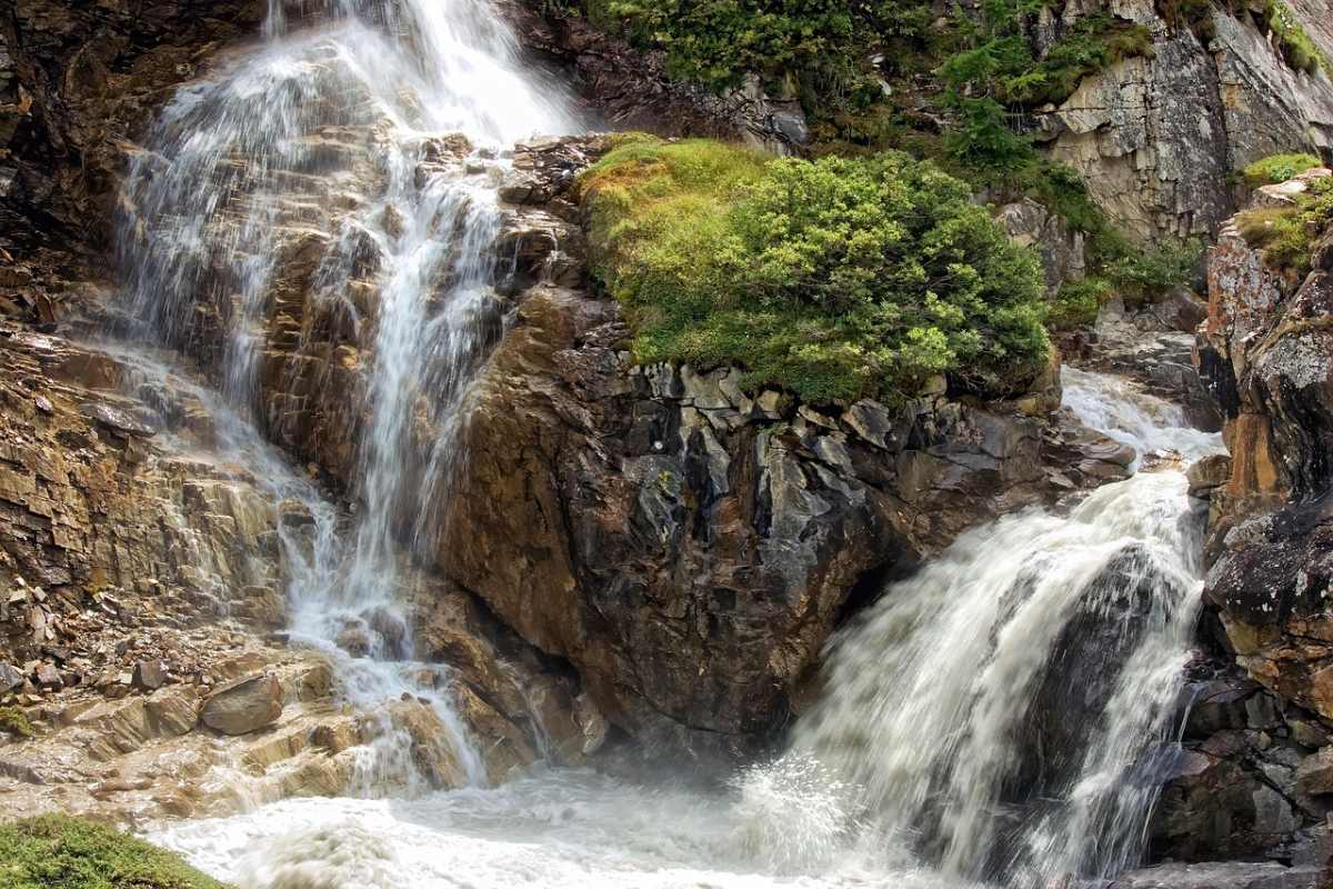 La sostenibilità nell'uso delle risorse idriche sarà al centro dell'edizione 2025 di del Forum Internazionale per la Sostenibilità - Nella foto: Una piccola cascata