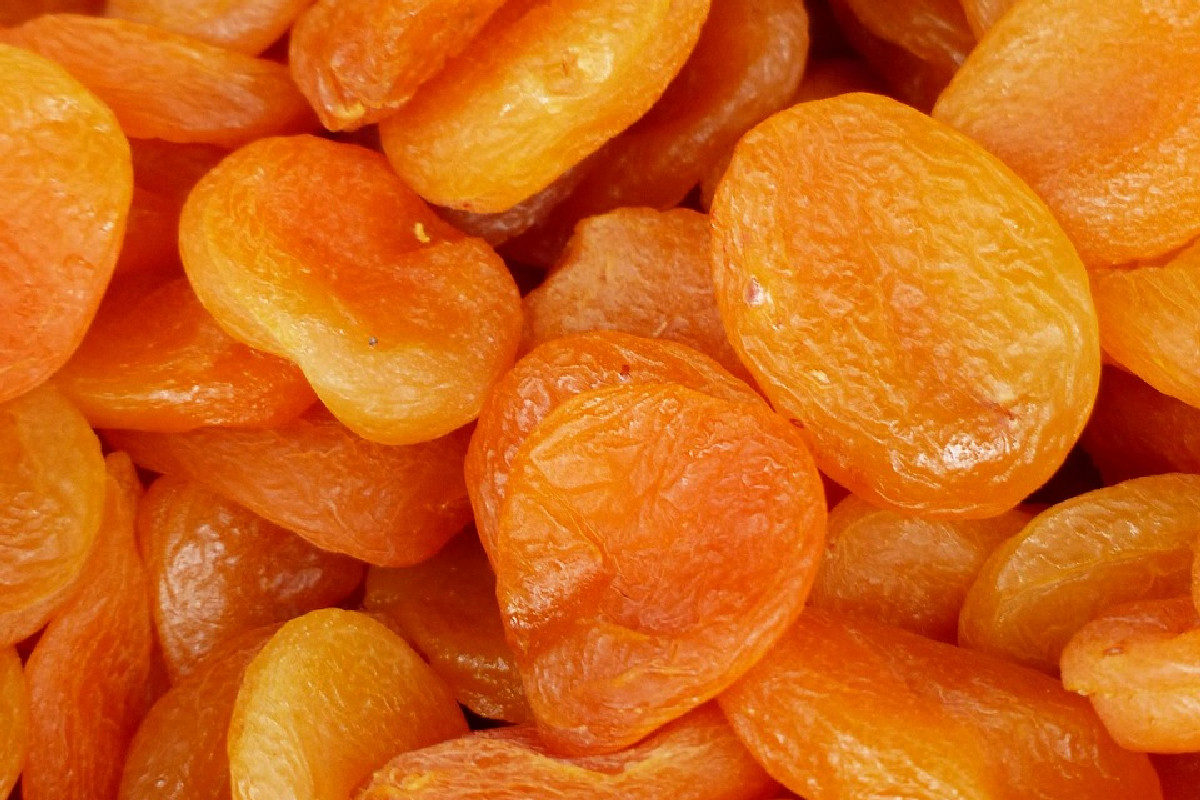 Le albicocche secche ti regalano ferro, energia e sostengono la pelle: provale ogni giorno
