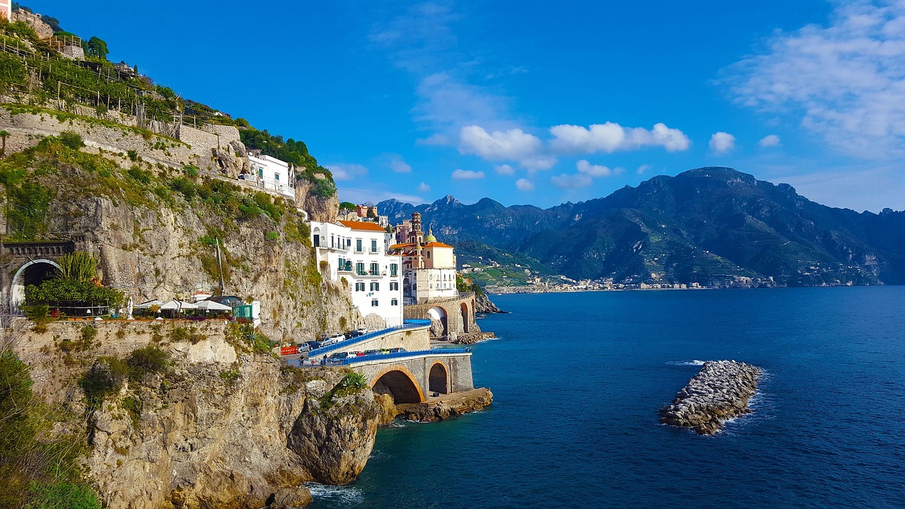 Atrani tra mare e storia: il borgo segreto della Costiera Amalfitana dove regna l’autenticità