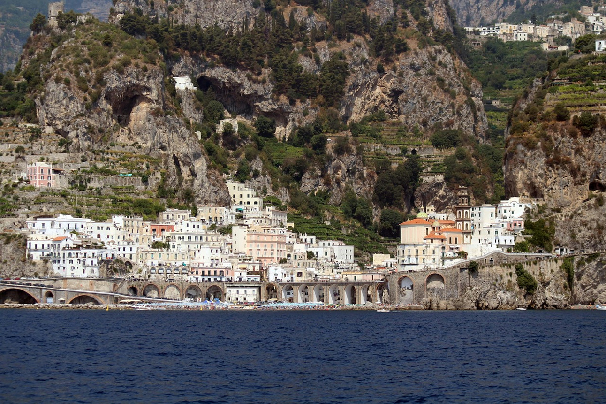 Atrani tra mare e storia: il borgo segreto della Costiera Amalfitana dove regna l’autenticità