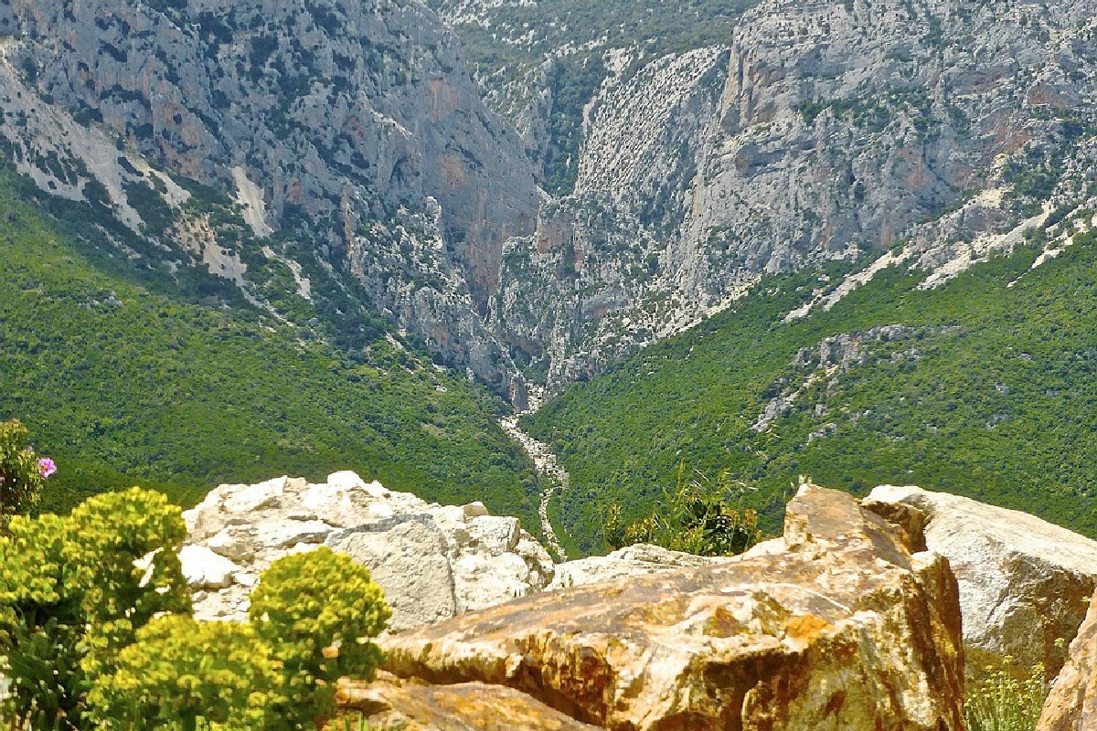 L’Europa nasconde un canyon spettacolare: panorami da vertigine e silenzi magici in autunno