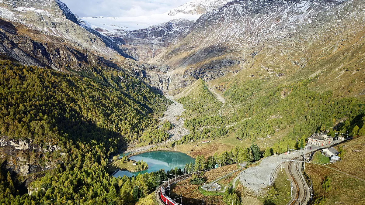 Tra i monti c’è un borgo di 400 anime che custodisce un tesoro unico: la chiesa che emoziona chiunque entri