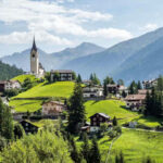 Tra i monti c’è un borgo di 400 anime che custodisce un tesoro unico: la chiesa che emoziona chiunque entri