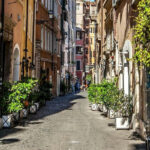 Passeggiare su questa via di Roma è come rivivere la Dolce Vita: 500 metri di puro fascino