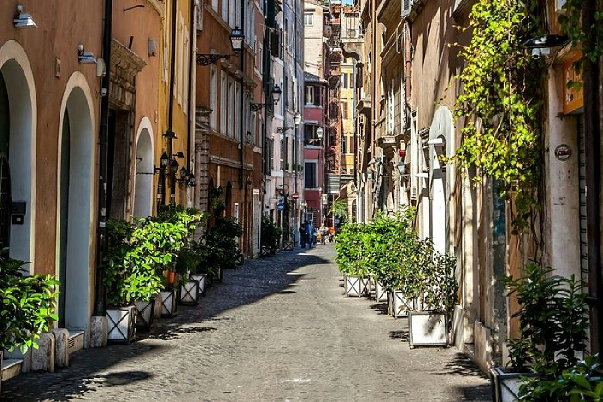Passeggiare su questa via di Roma è come rivivere la Dolce Vita: 500 metri di puro fascino