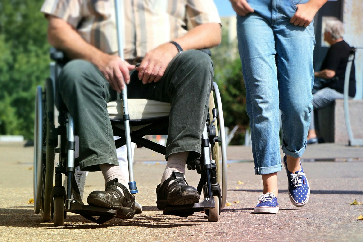 Anticipo pensionistico con 30 anni di contributi: cosa attende i genitori soli con figli disabili