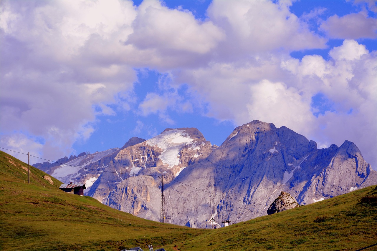 Immersa tra abeti e panorami incantati: la Val di Fassa ti aspetta lungo la Strada dei Rusci