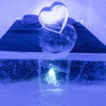 Ogni inverno in Svezia nasce un hotel di ghiaccio scolpito a mano: ecco dove ammirarlo dal vivo