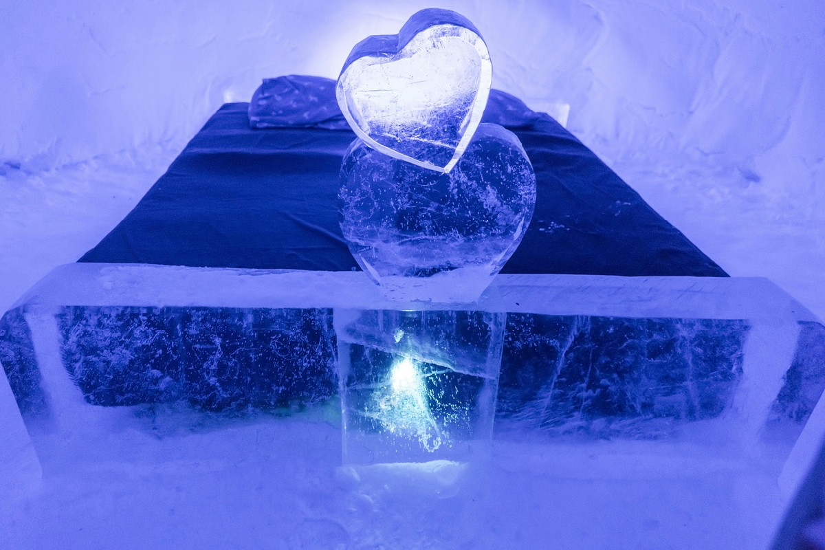 Ogni inverno in Svezia nasce un hotel di ghiaccio scolpito a mano: ecco dove ammirarlo dal vivo