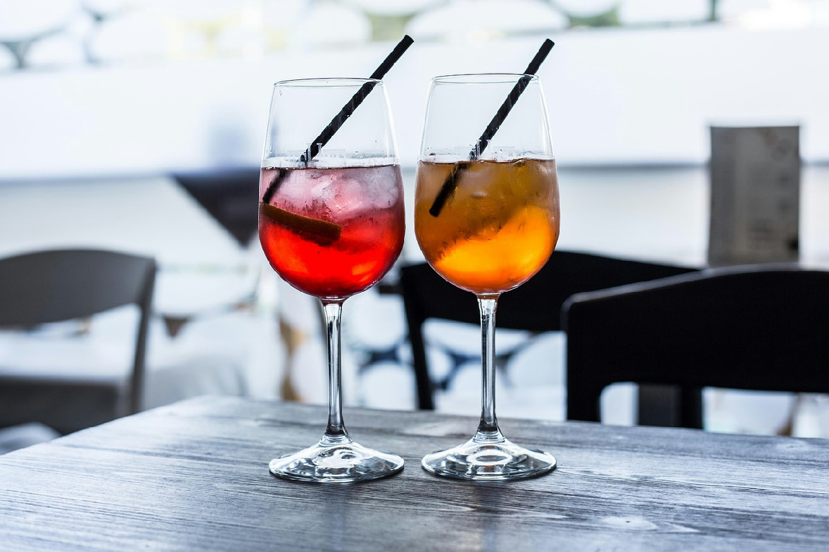 Quando invito gli amici non scelgo più il bar: l’aperitivo all’italiana ora lo preparo così