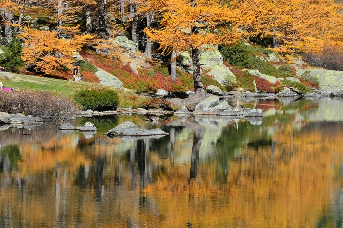 Quattro angoli d’Europa dove l’autunno diventa magia: panorami e colori da sogno fuori rotta