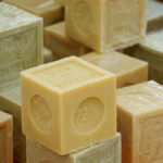 Il sapone di Marsiglia trasforma le pulizie di casa: ecco perché tutti scelgono solo lui