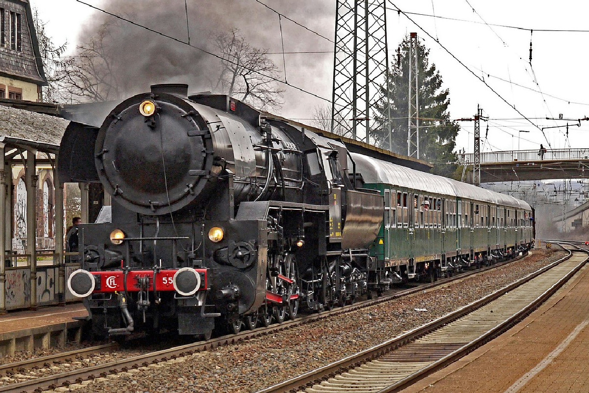 Viaggia sui treni storici d’Europa: i mercatini di Natale tra neve, luci e paesaggi da sogno